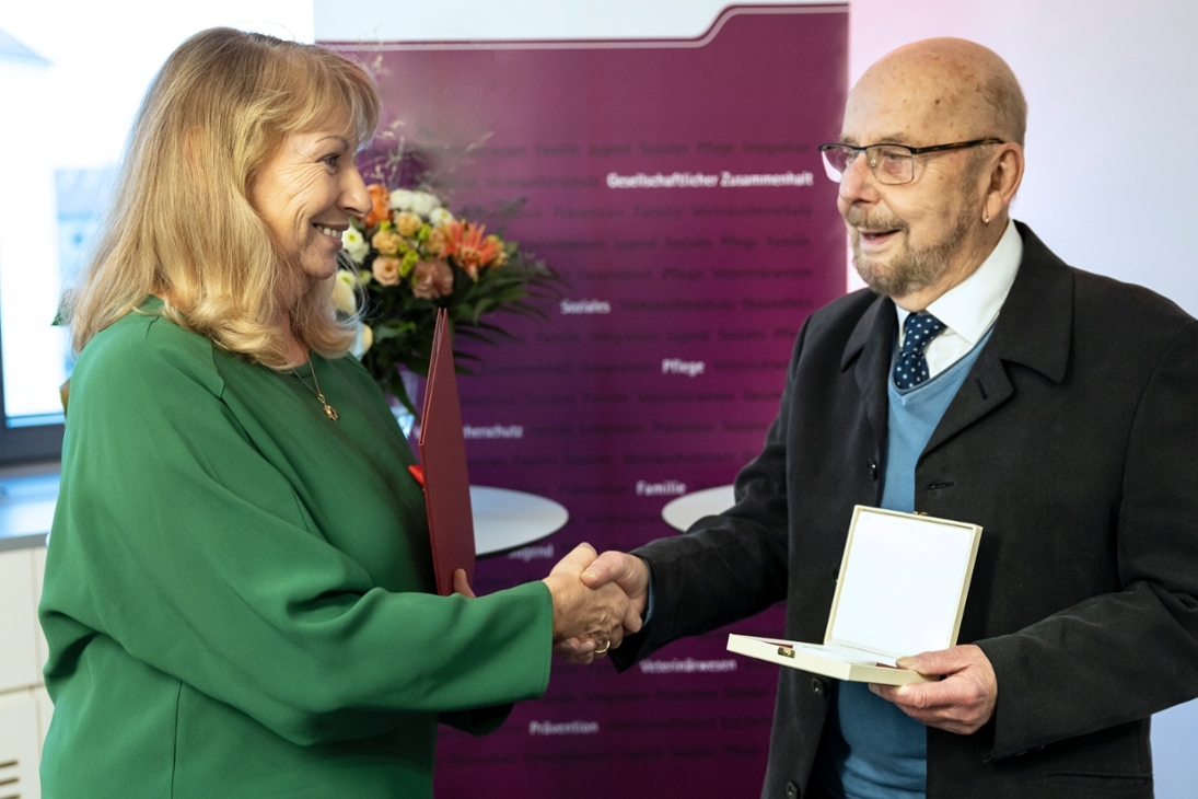 Staatsministerin Petra Köpping verleiht die Ehrenmedaille für herausragende Leistungen im Kampf gegen HIV und Aids an Dr. Eckehard Hütter