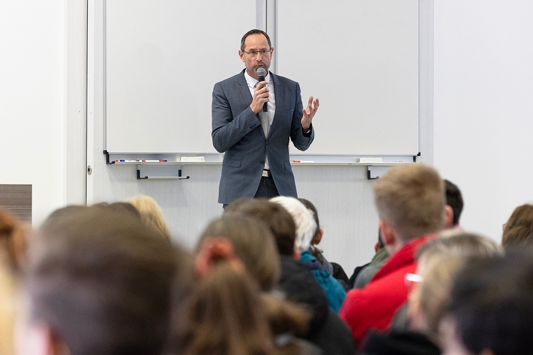 Rektor Dirk Benkendorff begrüßt die Gäste am Campus Rothenburg zum Hochschulinformationstag.