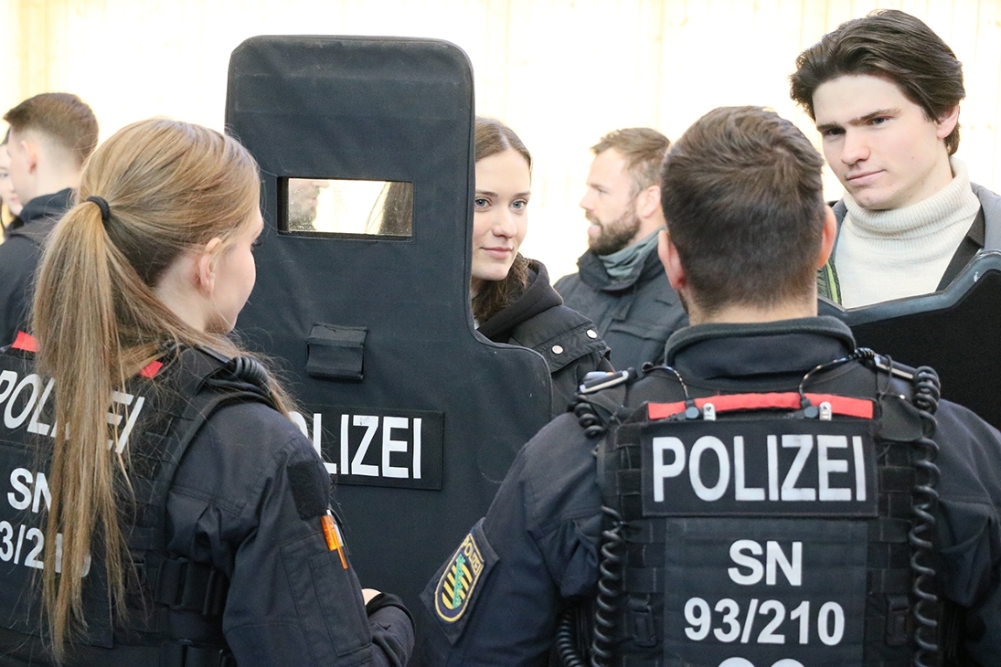 Einsatzbeamte der Polizeidirektion Görlitz stellen den Gästen beim Hochschulinformationstag ihre Einsatztechnik vor.