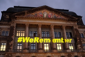 Foto: Zum Gedenktag für die Opfer des Nationalsozialismus am 27. Januar wird die Fassade des Finanz- und Kultusministeriums mit dem Schriftzug: #WeRemember (Richtung Elbe) angestrahlt (17 bis 21 Uhr).