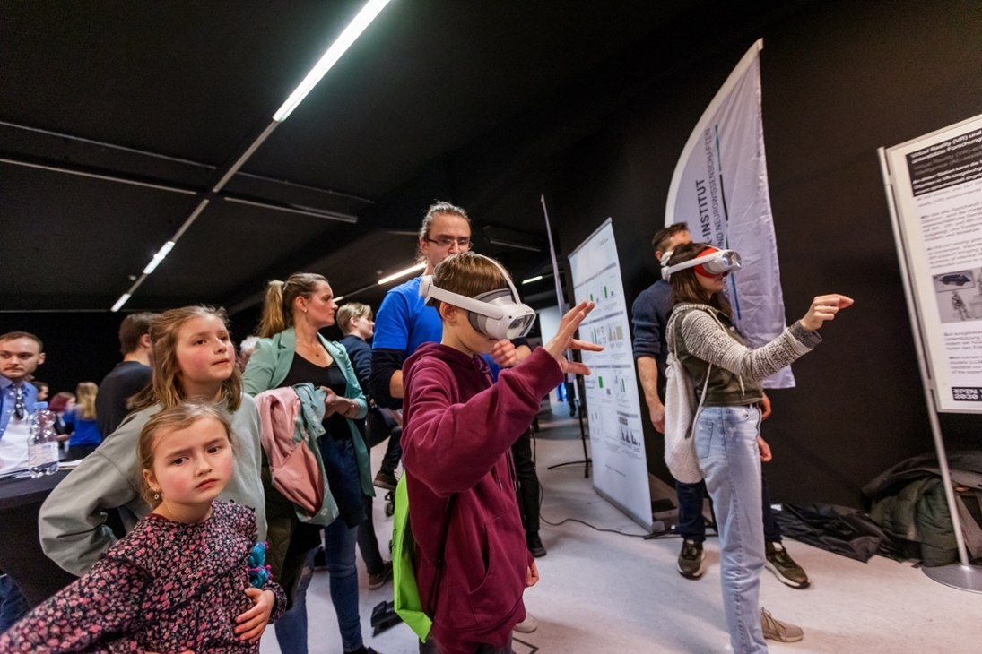 Besucher entdecken mit virtual Reality die Möglichkeiten in der Forschung und zu Entwicklung neuer Anwendungen