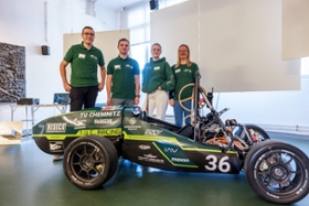 Foto: Das Racing Team der TU Chemnitz präsentiert sein aktuelles Rennfahrzeug