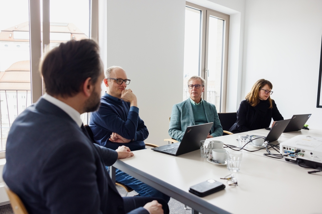 Wissenschaftsminister Gemkow in einem Konferenzraum des Barkhausen Instituts im Gespräch mit Dr. Tim Hentschel, Prof. Dr. Gerhard Fettweis und Dr. Patricia Grünberg