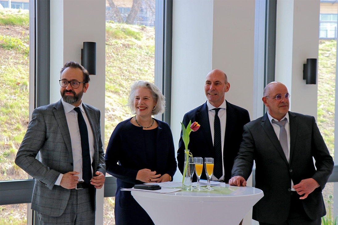 v.l.n.r.: Wissenschaftsminister Gemkow, Rektorin dre Universität Leipzig Frau Prof. Obergfell, Direktor des ZPM, Prof. Lordick, Dekan der Medizinischen Fakultät Leipzig, Prof. Bechmann bei der Vorstellung des ZPM