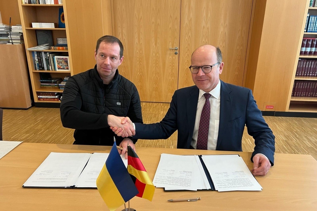 Der stellvertretende Leiter der regionalen Militärverwaltung Charkiw, Yevhen Iwanow (l.)  und Staatsminister Oliver Schenk (r.) in Kyjiw bei der Unterzeichnung einer gemeinsamer Absichtserklärung zwischen dem Freistaat Sachsen und der Region Charkiw zur Errichtung einer Regionalpartnerschaft.