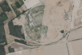 Foto: Die Luftaufnahme lässt deutlich die Spuren einer Bewässerungsanlage erkennen. © GeoSN