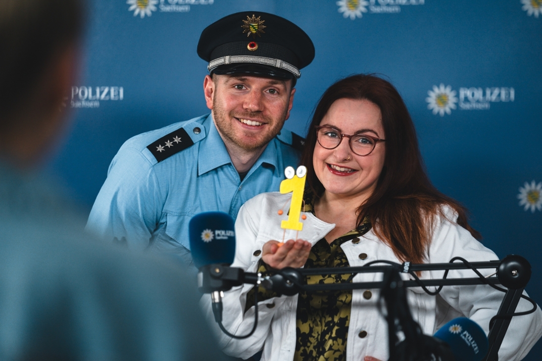 Polizeihauptkommissar Christian und Redakteurin Franzi feiern den 1. Geburtstag des Podcasts.