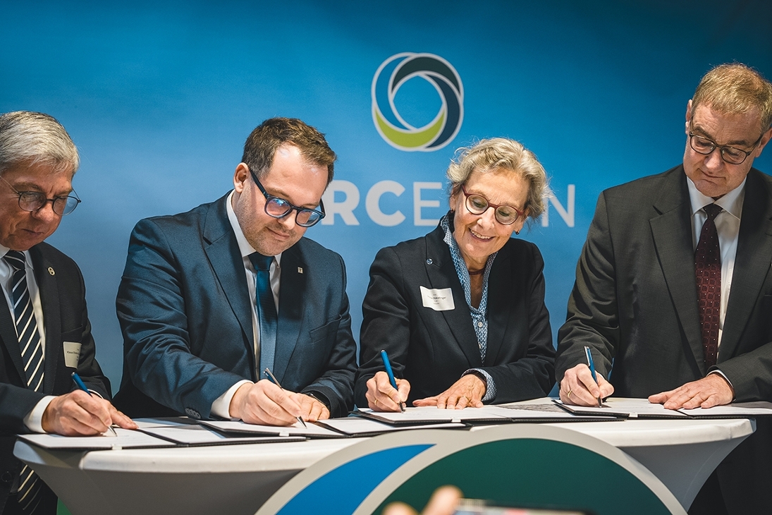 Prof. Barbknecht, Prof. Kratzsch, Prof. Staudinger und Prof. Götze (v.l.n.r.) unterzeichnen die Vereinbarung zur Zusammenarbeit im Projekt CircEcon