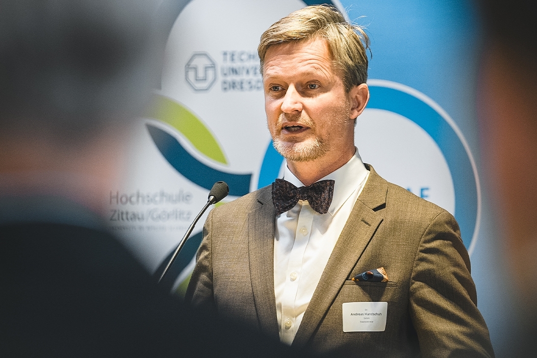 Wissenschaftsstaatssekretär Dr. Andreas Handschuh hält anlässlich der feierlichen Vertragsunterzeichnung zu CircEcon ein Grußwort.