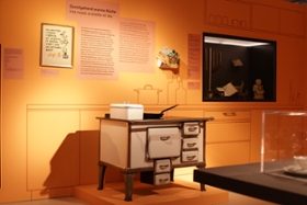 Foto: Die Exponate der Ausstellung "Home Sweet Home. Archäologie des Wohnens" decken eine Spanne von der Steinzeit bis ins 20. Jahrhundert ab. Diese Küchenhexe wird so mancher Ausstellungsbesucher noch von den Großeltern kennne.