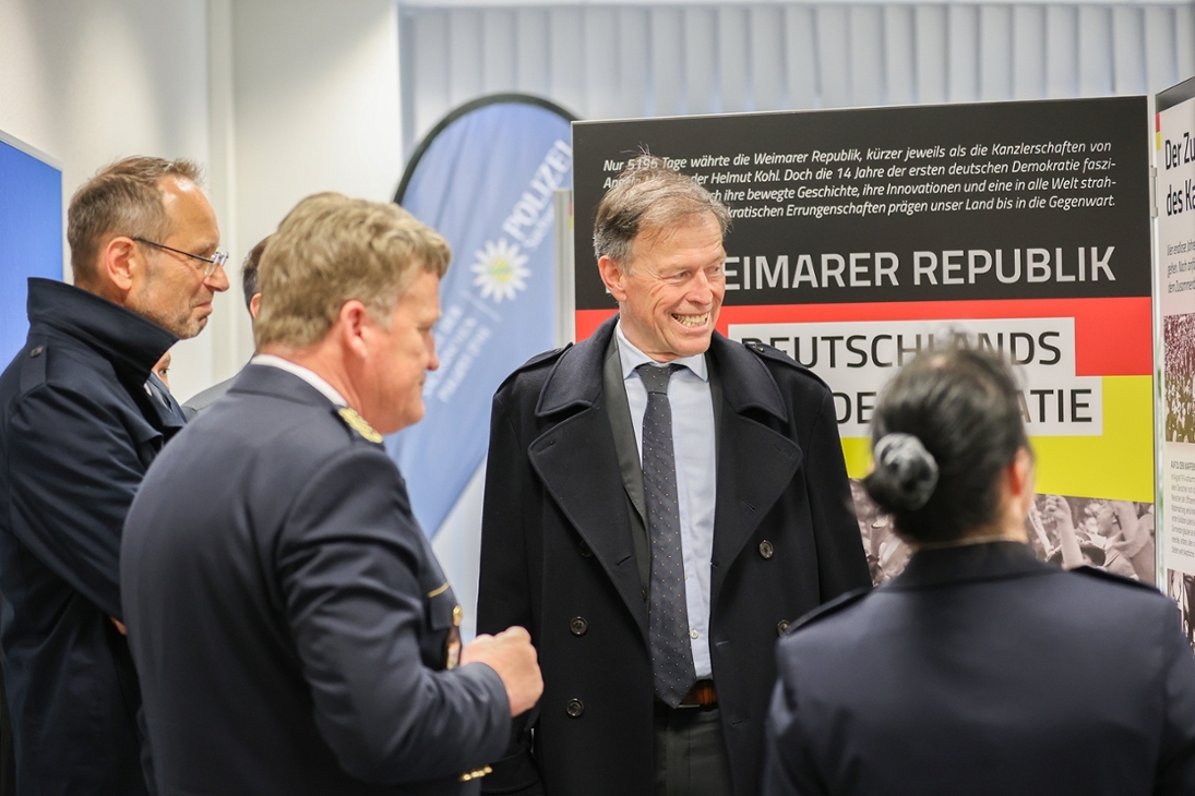 Landtagspräsident Dr. Matthias Rößler im Gespräch zur Wanderausstellung „Weimarer Republik – Deutschlands erste Demokratie“