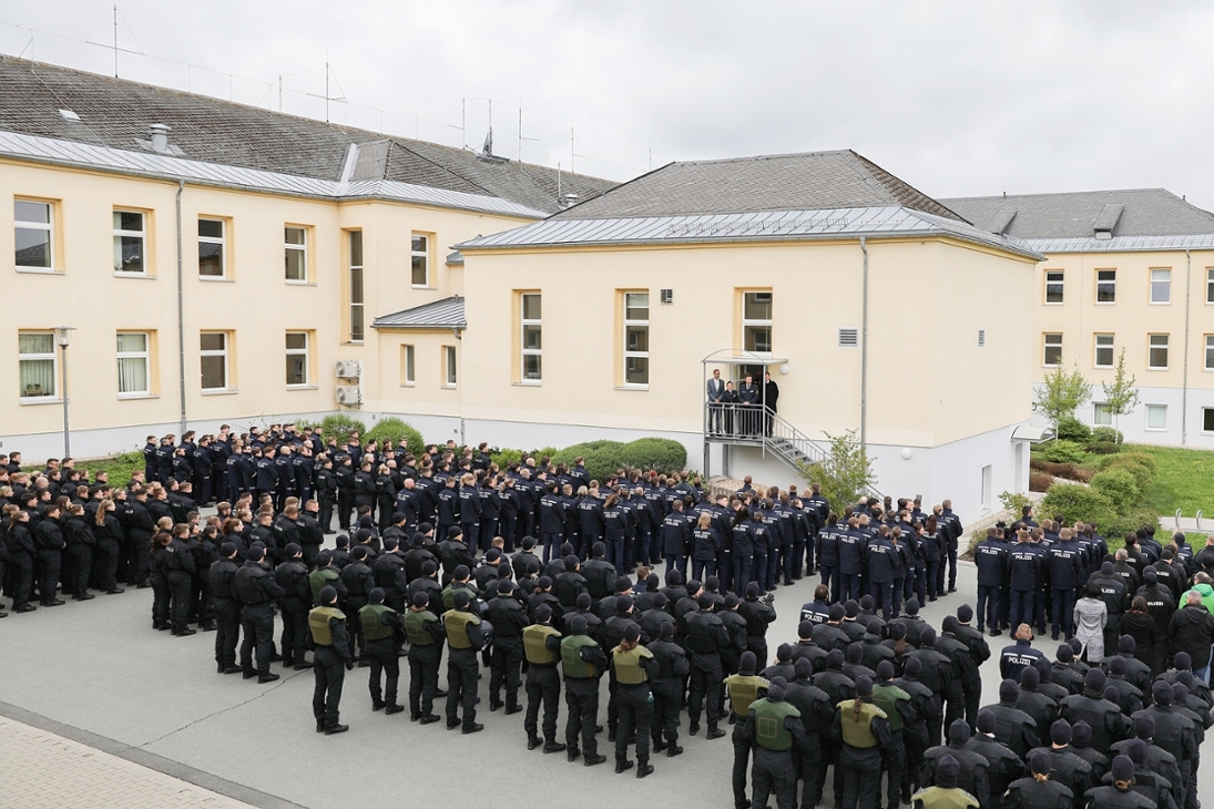 Antreten aller Lehrgruppen an der Polizeifachschule Schneeberg zur Begrüßung von Landtagspräsident Dr. Rößler