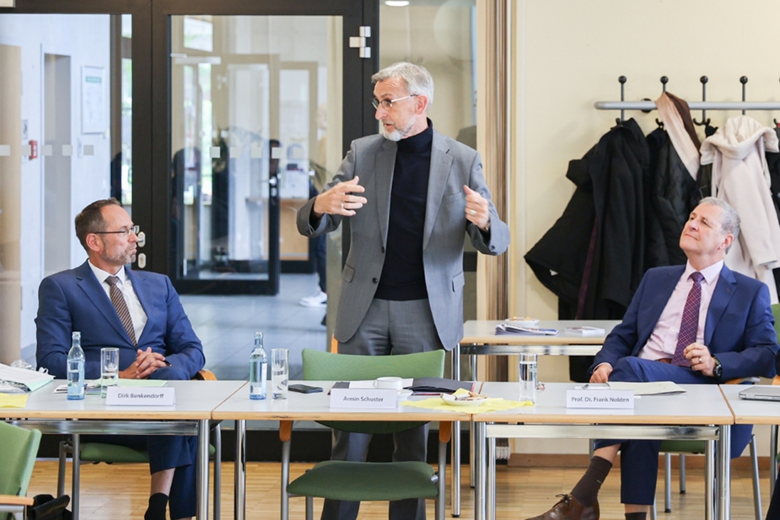 Staatsminister Armin Schuster spricht ein Grußwort anlässlich der Unterzeichnung der Kooperationsvereinbarung der Hochschule Meißen und Fortbildungszentrum mit der Hochschule der Sächsischen Polizei (FH).