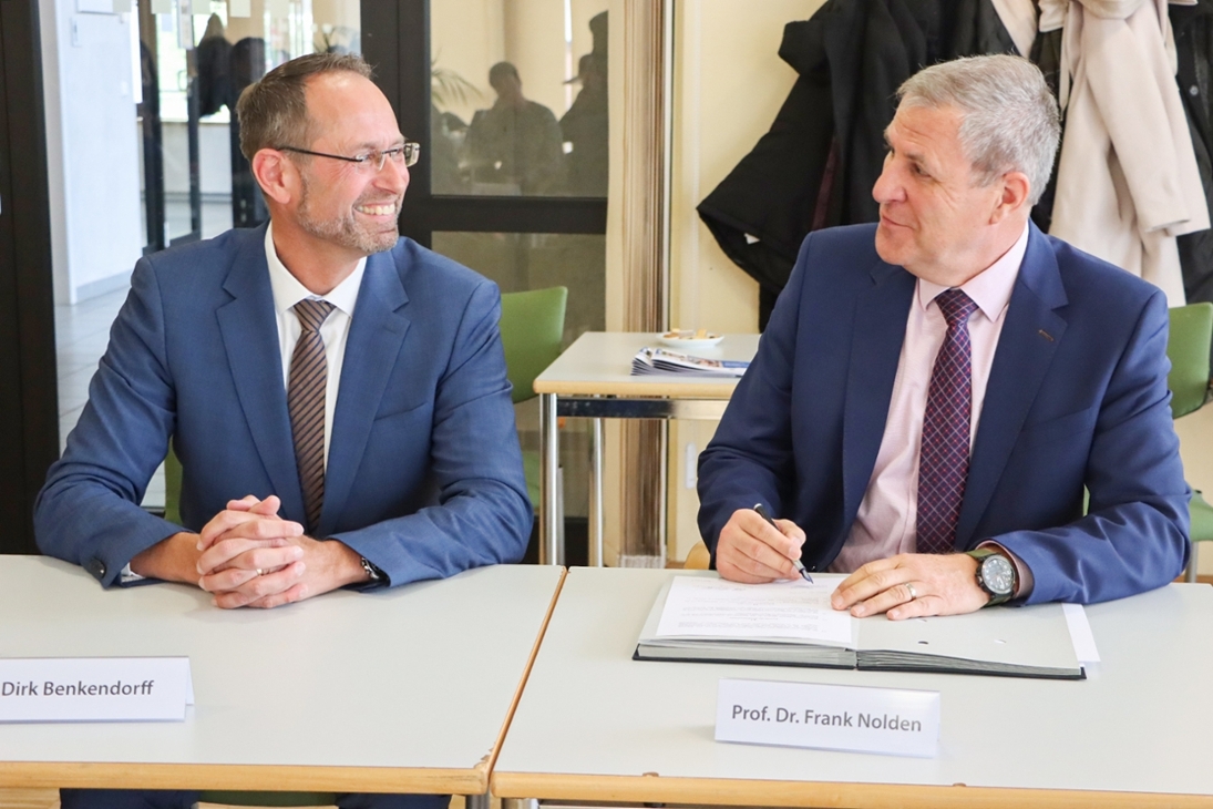 Rektor Prof. Dr. Frank Nolden und Rektor Dirk Benkendorff unterzeichnen die Kooperationsvereinbarung der Hochschule Meißen und Fortbildungszentrum mit der Hochschule der Sächsischen Polizei (FH).