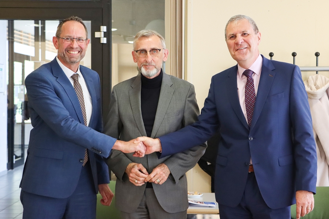 Rektor Dirk Benkendorff und Rektor Prof. Dr. Frank Nolden besiegeln die Kooperation der Hochschule Meißen und Fortbildungszentrum mit der Hochschule der Sächsischen Polizei (FH) mit einem Handschlag.