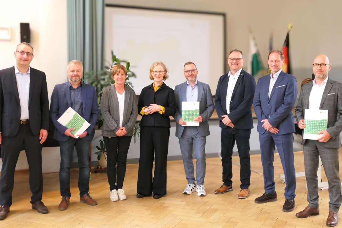 (v.l.n.r.) Thomas Haidan, Sächsische Agentur für Strukturentwicklung, Steffen Kluske, Geschäftsführer KVL, Petra Brünner, KVL, Regina Kraushaar, Präsidentin Landesdirektion Sachsen, Torsten Pfuhl, Geschäftsführer ewag, Heiko Driesnack, Bürgermeister Königsbrück, Heinz Kolb, Leiter Projektgruppe Fernwasserverbund Lausitzer Revier Landesdirektion Sachsen, Wolf-Thomas Hendrich, Geschäftsführer VBH Hoyerswerda.