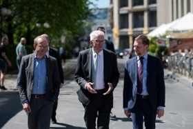 Foto: Ministerpräsident Michael Kretschmer und der baden-württembergische Ministerpräsident Winfried Kretschmann (M) und Staatsminister Wolfram Günther (l) gehen gemeinsam durch Leipzig.