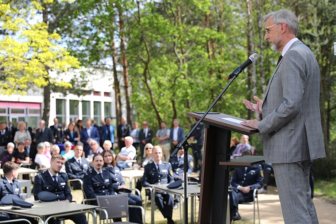 Blick in die Gästeschar im Garten der Hochschule der Sächsischen Polizei (FH)