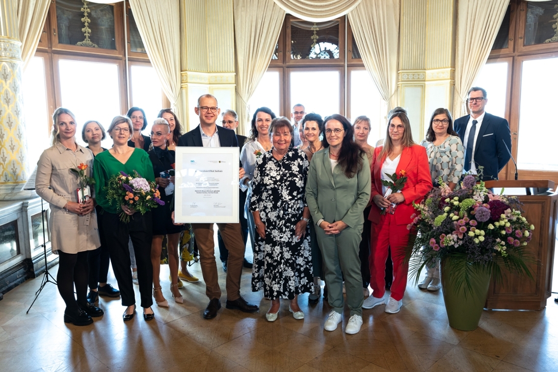 Das Team des zum 3. Mal ausgezeichneten Heinrich-Braun-Klinikums in Zwickau bei der Übergabe der Urkunde mit Staatssekretärin Dagmar Neukirch (1. Reihe rechts).