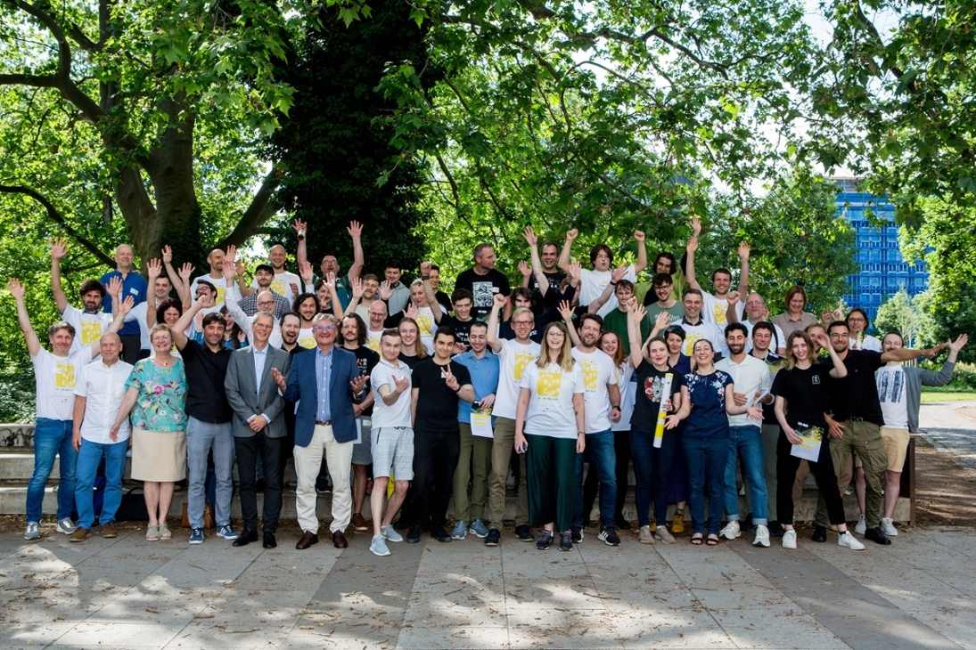 über 40 talentierte IT-Köpfe aus Dresden, Berlin und Leipzig nahmen am dreitägigen Hackathon, in der HTW Dresden, teil