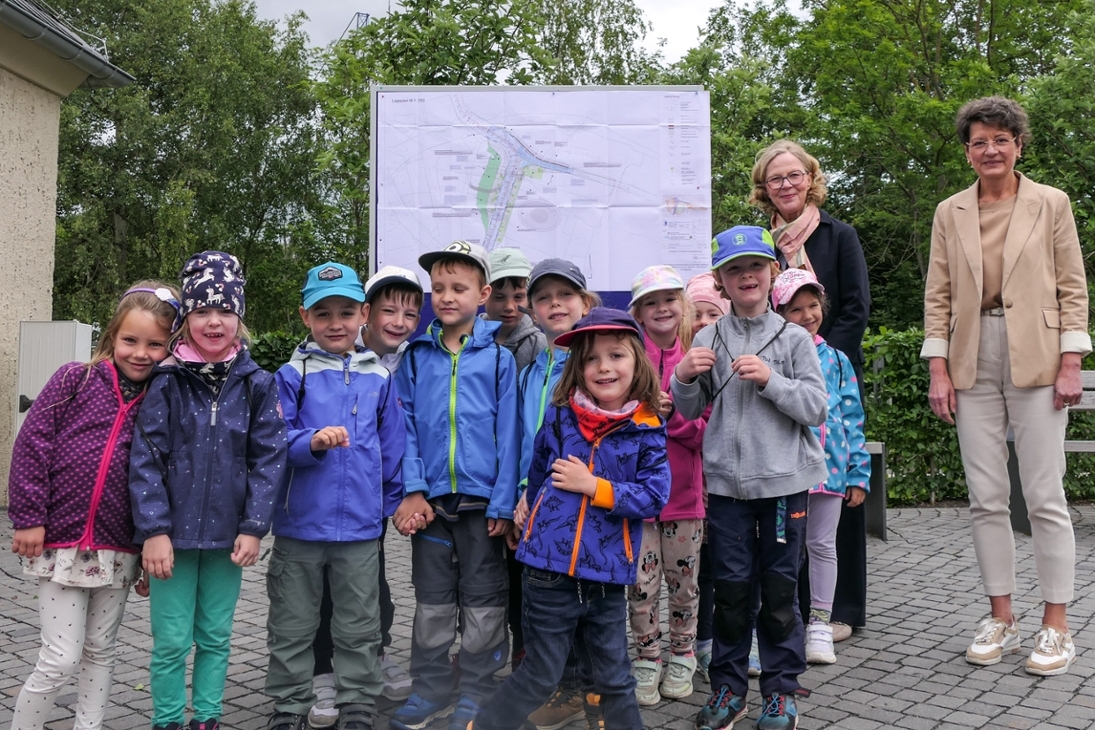 Übergabe des Fördermittelbescheids von LDS Präsidentin Regina Kraushaar an die Bürgermeisterin von Rodewisch, Kerstin Schöniger mit einer Kita-Gruppe der Kita &quot;Schwalbennest&quot;