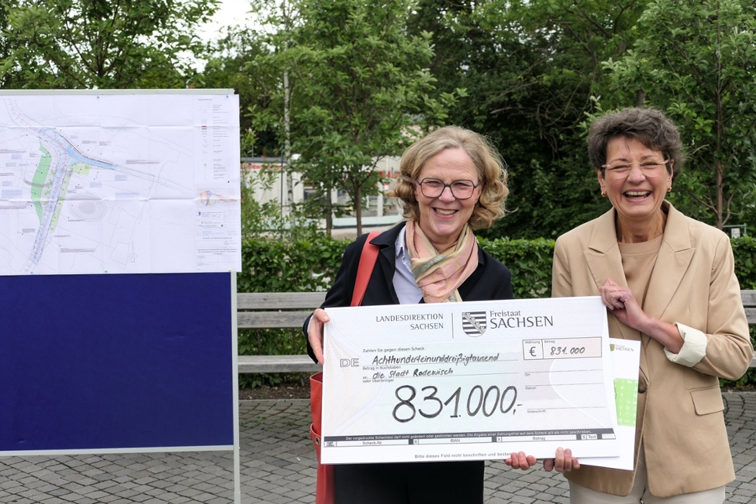 Übergabe des Fördermittelbescheids von LDS Präsidentin Regina Kraushaar an die Bürgermeisterin von Rodewisch, Kerstin Schöniger