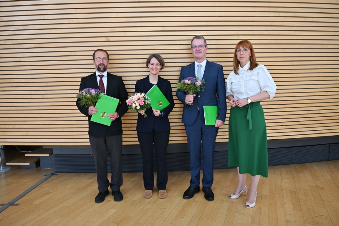 Die nichtberufsrichterlichen Mitglieder und das stellvertretende nichtberufsrichterliche Mitglied des Verfassungsgerichtshofs: Ordinariatsrat Stephan Thuge, Prof. Dr. Anne Lauber-Rönsberg, Oberlandeskirchenrat Klaus Schurig (v.l.n.r.) mit Justizministerin Katja Meier.