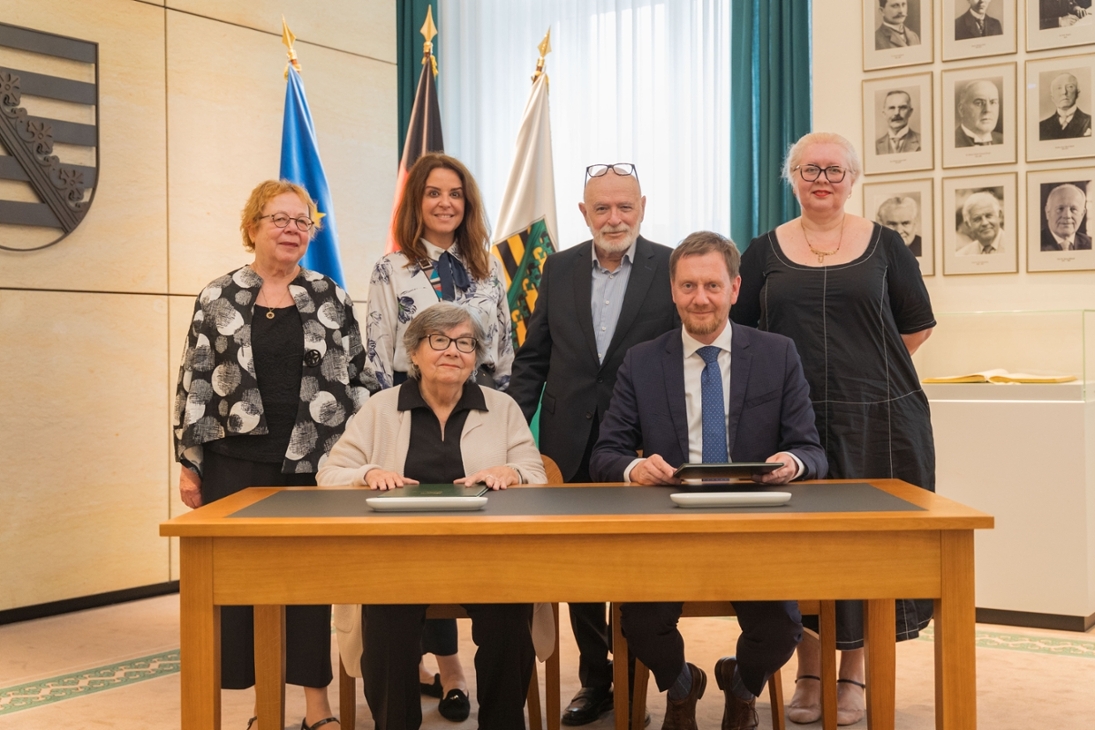 Der neue Vertrag zwischen dem  Freistaat und dem Landesverband der Jüdischen Gemeinden in Sachsen kann in Kraft treten, nachdem in der Sächsischen Staatskanzlei am Mittwoch die Ratifikationsurkunden zu dem Vertrag ausgetauscht worden sind.