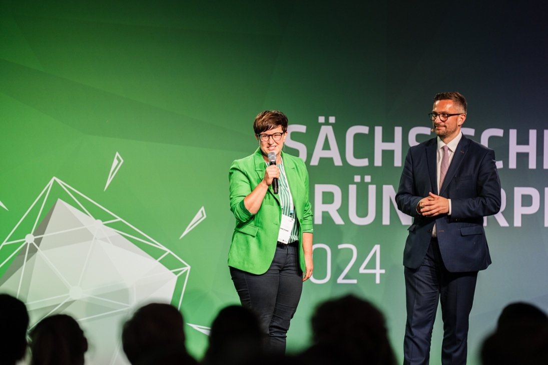 Vorstellung von Susanne Stump durch Martin Dulig auf der Sächsischen Innovationskonferenz am 19. Juni 2024 in Dresden.