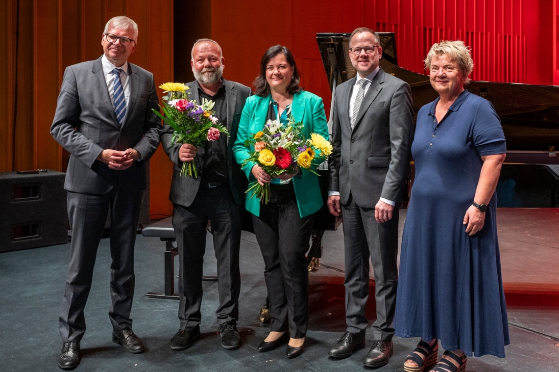 v.l.n.r.: Staatsminister Hartmut Vorjohann, Michael Mayer, Anja Swat, Oliver Gaber, Heidi Schmidt