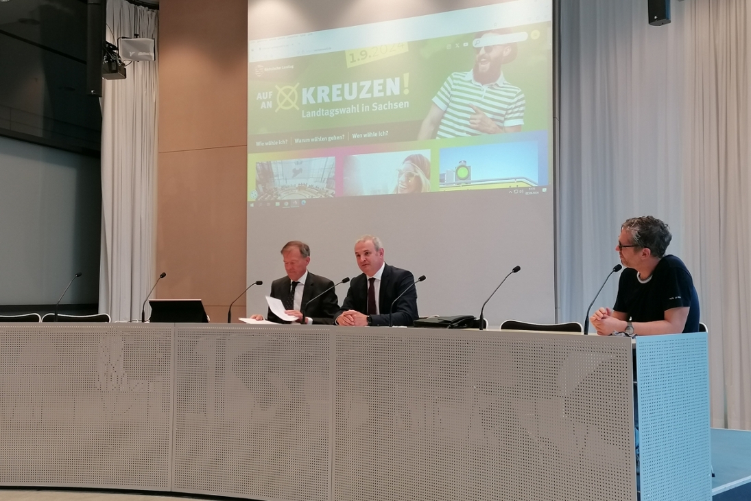 Der Landesbeauftragte für Inklusion der Menschen mit Behinderungen, Michael Welsch, sitzt zusammen mit dem Landtagspräsidenten Dr. Matthias Rößler und dem Journalisten Tino Moritz im Raum der Landespressekonferenz im Sächsischen Landtag in Dresden.