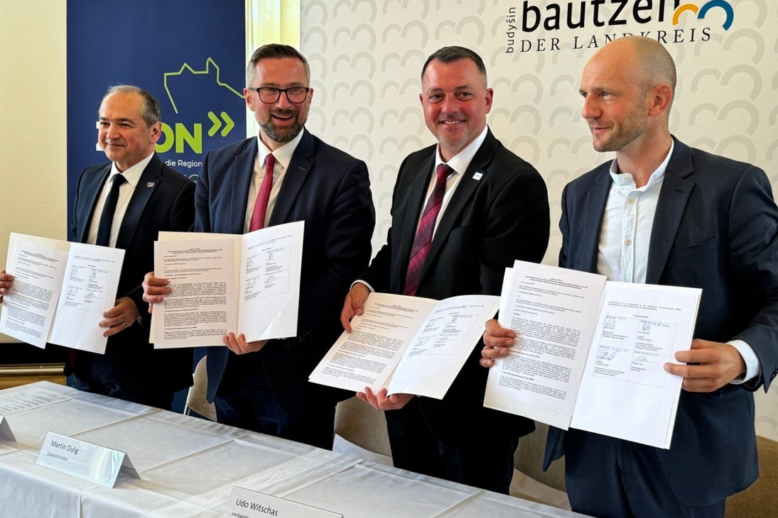 V.l.: Octavian Ursu, Oberbürgermeister der Stadt Görlitz , Martin Dulig, Sächsischer Staatsminister für Wirtschaft, Arbeit und Verkehr, Udo Witschas, Landrat des Landkreis Bautzen und ZVON-Vorsitzender, Dr. Stephan Meyer, Landrat des Landkreis Görlitz