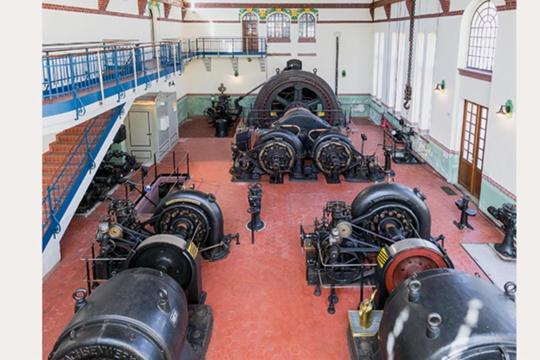 Die Abbildung ist für Veröffentlichungen in diesem Zusammenhang rechtefrei und unter Angabe der Quelle verwendbar: Blick in die Generatorenhalle des Elektrizitätswerks Mittweida mit historischer Maschinentechnik.(Fotografie: Wolfgang Junius, LfD Sachsen)