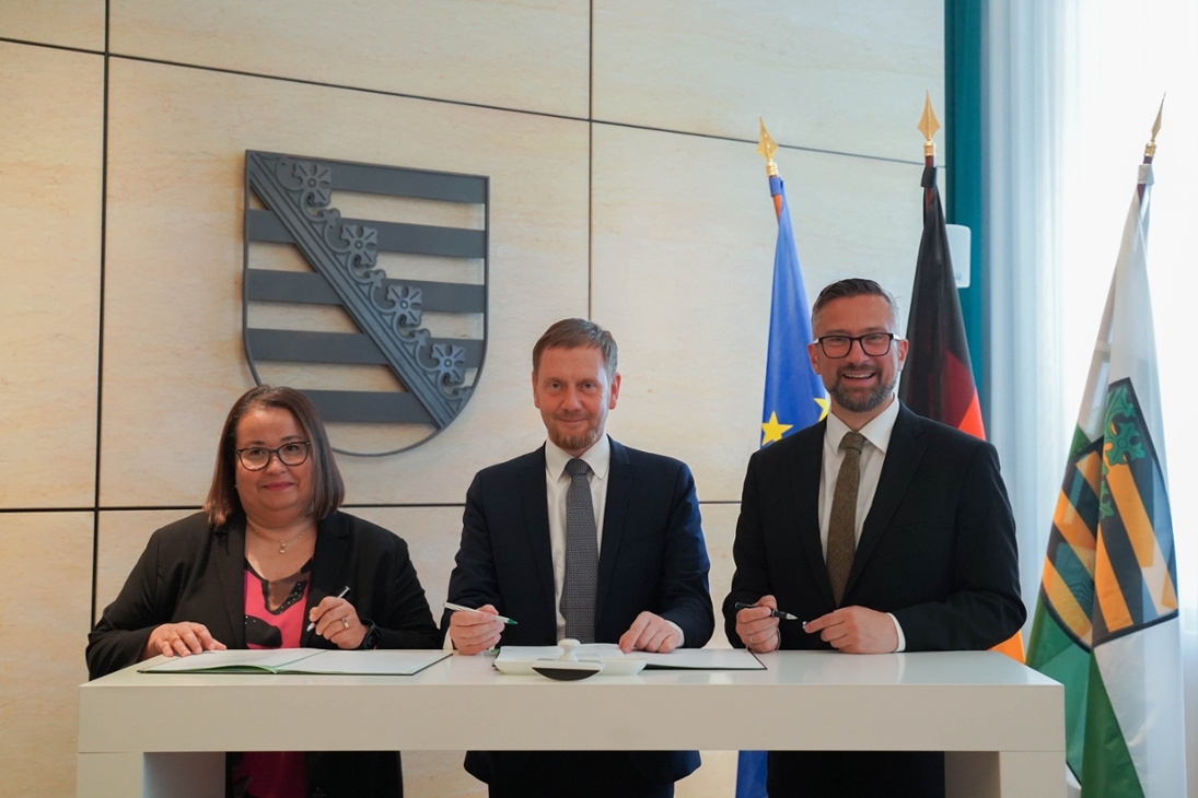 Freistaat und Vantage Towers schließen Rahmenvereinbarung zur Nutzung staatlicher Liegenschaften. V.l.n.r.: Badiaa Bazarbacha, Co-Managing Director, Vantage Towers Germany, Ministerpräsident Michael Kretschmer, Wirtschaftsminister Martin Dulig.