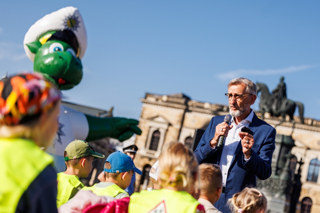 Staatsminister Armin Schuster bei der Aktion Die Schule hat begonnen