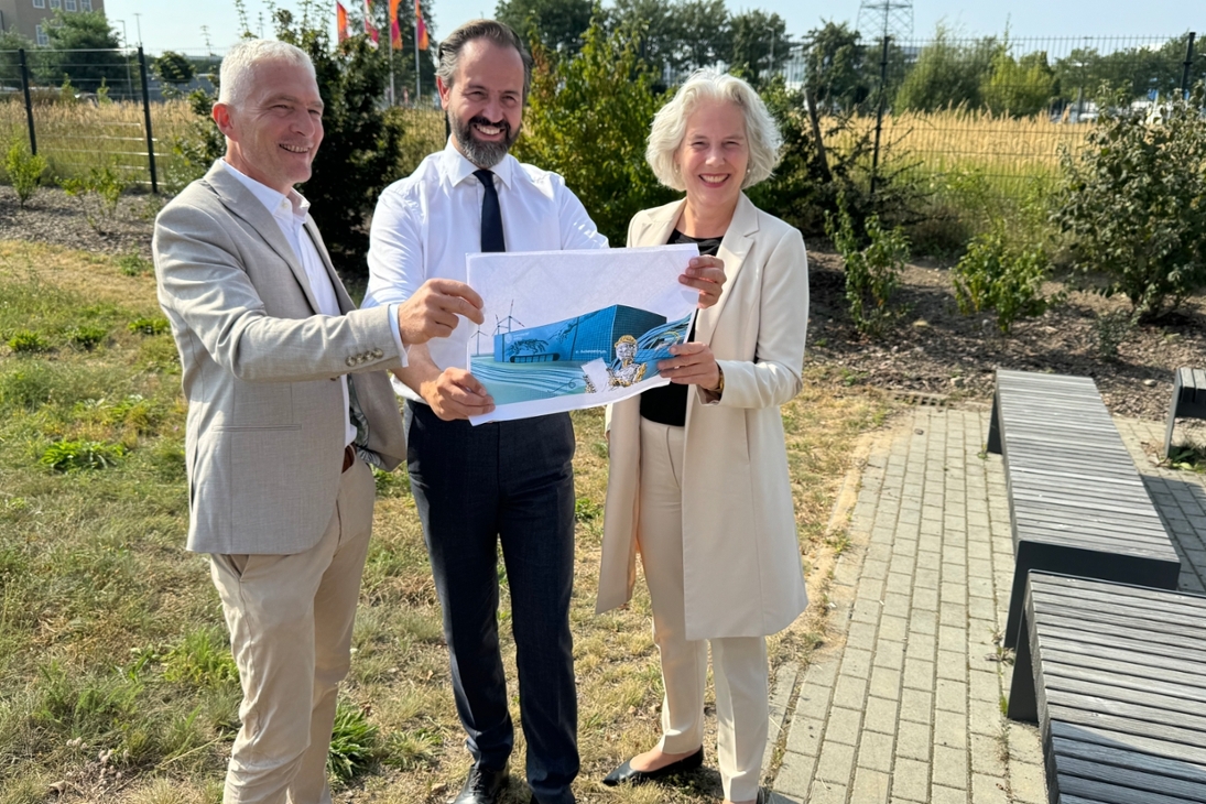 CIO der Uni Leipzig Dietmar Lehmann, Wissenschaftsminister Sebastian Gemkow und Rektorin, Prof. Eva Inés Obergfell stellen die Pläne für das neue KI-Rechenzentrum vor. Im Hintergrund die Fläche an der alten Messen, auf der das Gebäude errichtet werden soll.