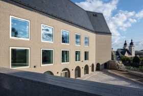 Foto: Oberer Schlosshof mit Sitzstufen und Bänken für Freiluftveranstaltungen der BA Plauen