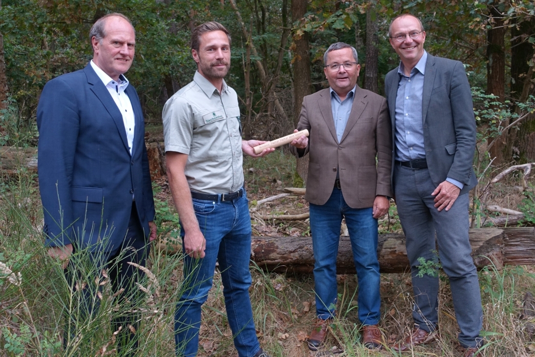 Im Beisein von Umweltminister Wolfram Günther (r.) und Landesforstpräsident Utz Hempfling (l.) übergibt Dr. Jürgen Stein den Staffelstab an seinen Nachfolger Christian Starke.