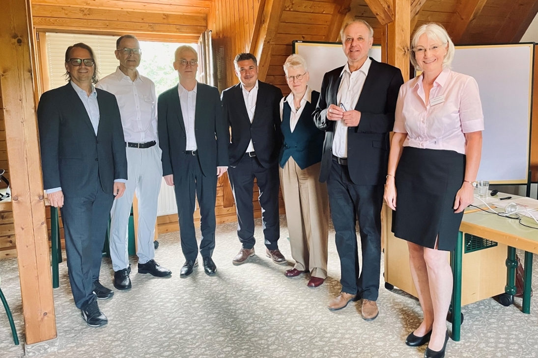 von links nach rechts: Herr RiBAG Prof. Dr. Sebastian Roloff; Herr PräsLAG Dirk-Eberhard Kirst, Herr Andrej Wroblewski, IG Metall; Herr Rechtsanwalt Stefan Ludwig; Frau VRinBAG Karin Spelge; Herr VPräsLAG a.D. Andreas Spilger; Frau VRinLAG Britta Müseler