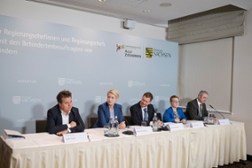 Foto: Pressekonferenz mit Jürgen Dusel, Beauftragter der Bundesregierung für die Belange von Menschen mit Behinderungen, Manuela Schwesig, Ministerpräsidentin des Landes Mecklenburg-Vorpommern, Ministerpräsident Michael Kretschmer, Simone Fischer, Beauftragte der Landesregierung Baden-Württemberg für die Belange von Menschen mit Behinderung und amtierende Sprecherin der KBB, Michael Welsch, Landesbeauftragter für lnklusion der Menschen mit Behinderungen.