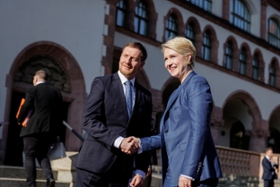 Foto: Ministerpräsident Michael Kretschmer begrüßt die Ministerpräsidentin von Mecklenburg-Vorpommern, Manuela Schwesig.