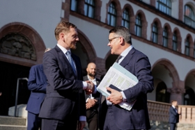 Foto: Ministerpräsident Michael Kretschmer empfängt seinen Amtskollegen aus Hessen, Ministerpräsident Boris Rhein. Von Hessen hat Sachsen den MPK-Vorsitz übernommen.