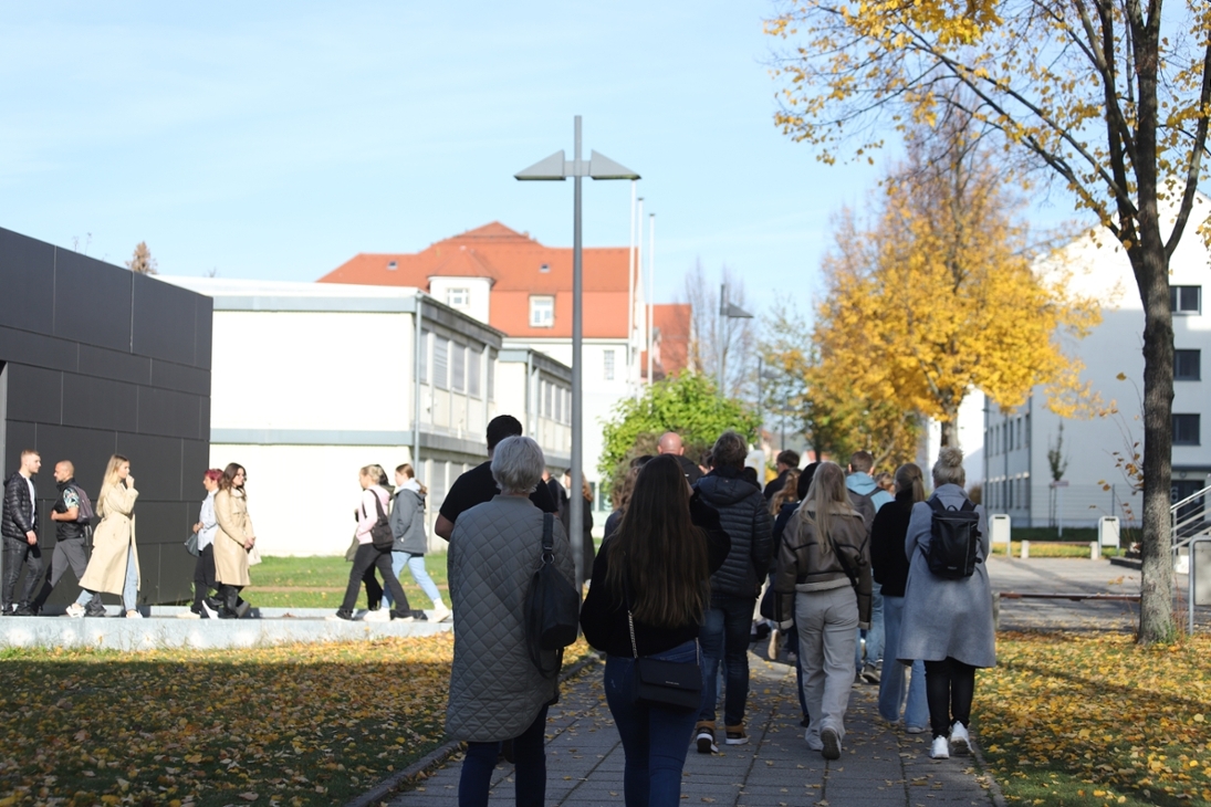 Besucherinnen und Besucher auf dem Weg zur Bibliothek während eines Campusrundgangs am Tag der offenen Tür an der HSF Meißen.