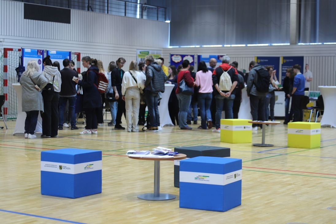 Besucherinnen und Besucher informieren sich auf der Infomesse über Studienangebote der HSF Meißen und tauschen sich mit potenziellen Einstellungsbehörden aus.