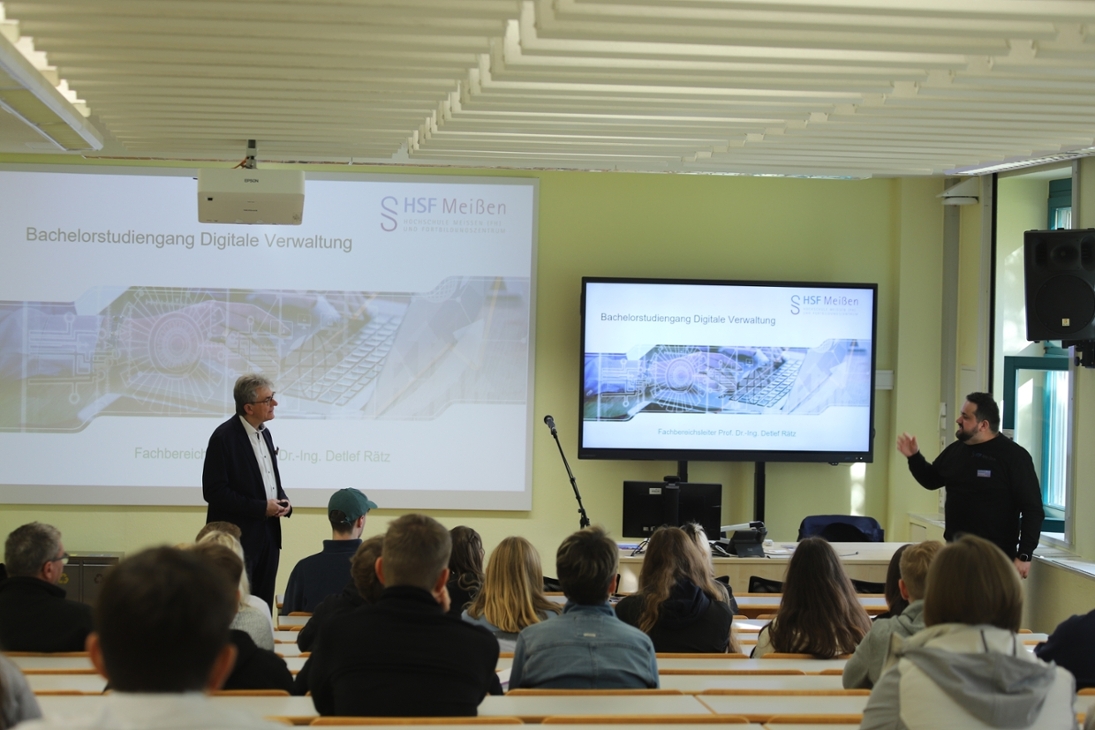 Im Hörsaal stellt Fachbereichsleiter Prof. Dr. Detlef Rätz den Fachbereich Digitale Verwaltung vor.