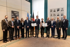 Foto: Wissenschaftsminister Sebastian Gemkow; Prof. Stefan Bornstein, UKDD; Marc Wittstock, Kaufm. Geschäftsführer BIS; Prof. Heather Harrington, Direktorin MPI-CBG; Prof. Stephan Grill, Direktor MPI-CBG; Ministerpräsident Michael Kretschmer; Prof. Patrick Cramer, Präsident MPG; Prof. Ursula Staudinger, Rektorin TUD; Dr. Dr. Michel Pairet, Mitglied Vorstand BIS; Dr. Stephan Formella, Wiss. Geschäftsführer BIS; Christoph Boehringer, Vorsitzender Vorstand BIS; Staatssekretär Dr. Andreas Handschuh (v.l.)