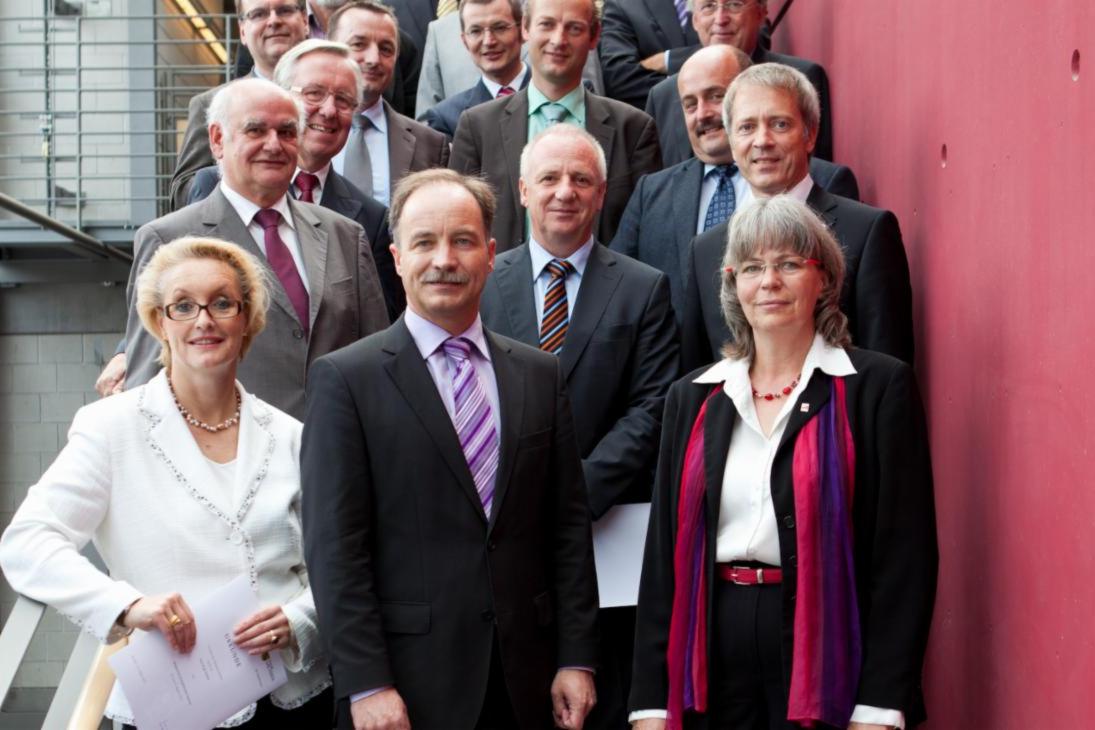 v. l. n. r. Reihe 1: Birgit Ortlieb, Staatsminister Sven Morlok, Petra Reinbold-Knape; Reihe 2: Prof. Dr. Norbert Reiß, Wilfried Pfaffe, Dr. Stefan Murza (i. V. Bernd Meyer); Reihe 3: Volker Schmidt, Dr. Tilo Elfruth; Reihe 4: Ralph Bahke, Prof. Dr.-Ing. Frank Scholwin, Dr. George Milojcic; Reihe 5: Prof. Dr. Alexander Michaelis, Staatssekretär Hartmut Fiedler; Reihe 6: Dr. Wolfgang Daniels, Uwe Barthel, Carl-Ernst Giesting; Reihe 7: Joachim Betz, Matthias Krüger, Raimund Otto, Bernd Schucht
