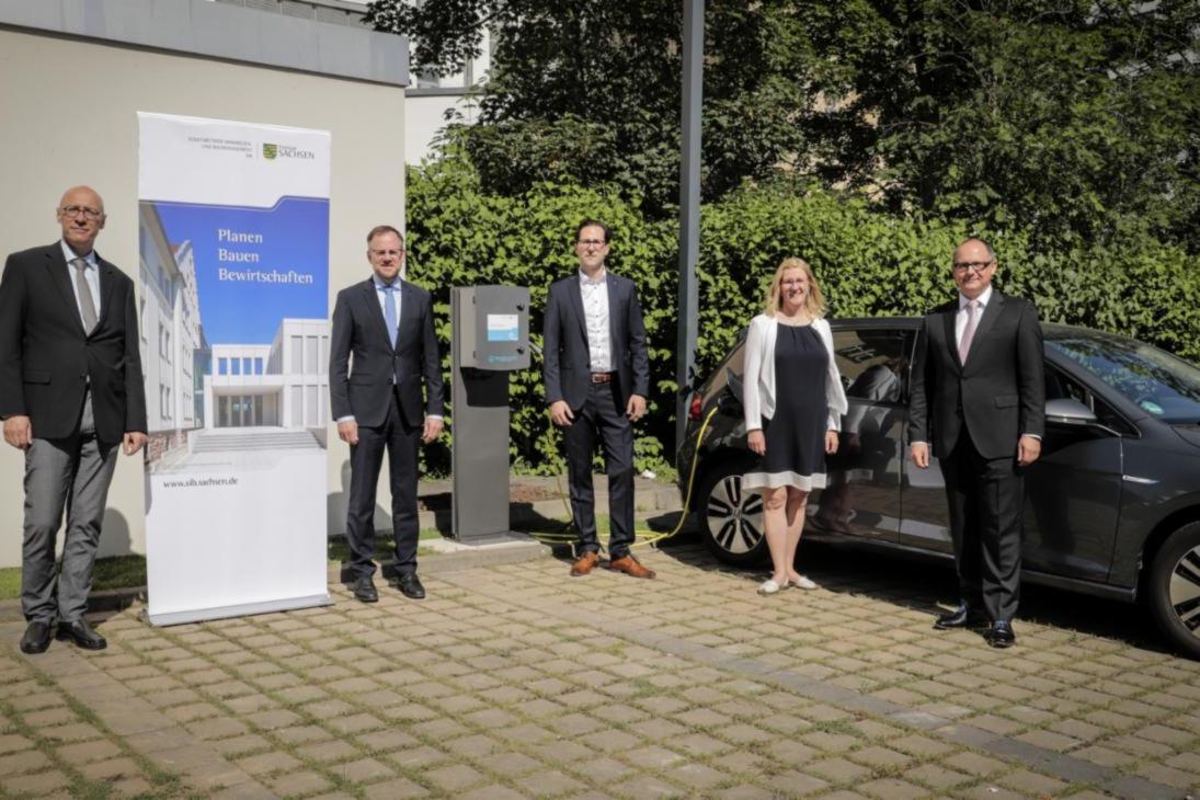 von links nach rechts: Emmerich Seibel (Ständiger Vertreter der Niederlassungsleiterin, SIB Niederlassung Leipzig II), Oliver Gaber (Kaufmännischer Geschäftsführer SIB), Dr. Maik Piehler (Geschäftsführer Stadtwerke Leipzig), Prof. Dr. rer. pol. Swantje Rother (Kanzlerin HTWK Leipzig), Prof. Dr. rer. pol. Mark Mietzner (Rektor HTWK Leipzig)