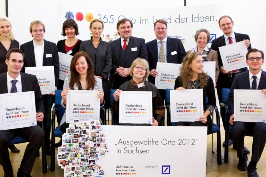 Staatsministerin Sabine von Schorlermer (2. Reihe, 2. v.l.) und Friedbert Damm (2. Reihe, 5. v.l.) mit den sächsischen Preisträgerinnen und Preisträgern