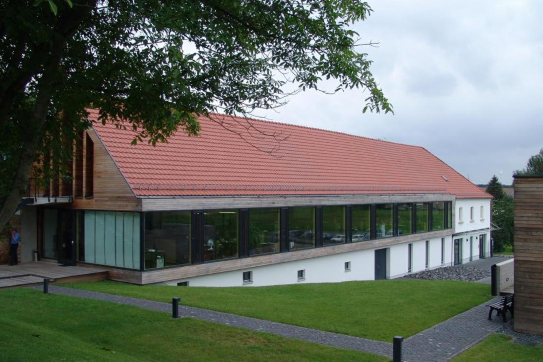 Ausgezeichnete Projektlösung (einer der 1. Preise)
Umbau, Sanierung und teilweiser Neubau des Beratungs-, Ausbildungs- und Konferenzzentrum (BAK-Center) (Landkreis Mittelsachsen)
04749 Ostrau OT Jahna, Im Wiesengrund 4
Bauherr: agricon GmbH
Planer: Architekturbüro Isfort, Wildberg